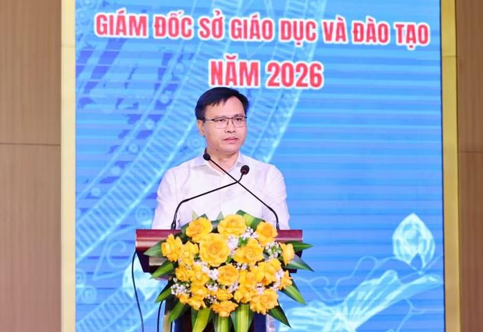 ông Trần Thanh Đạm - Cục trưởng Vụ Giáo dục nghề nghiệp - Giáo dục thường xuyên báo cáo tại hội nghị.