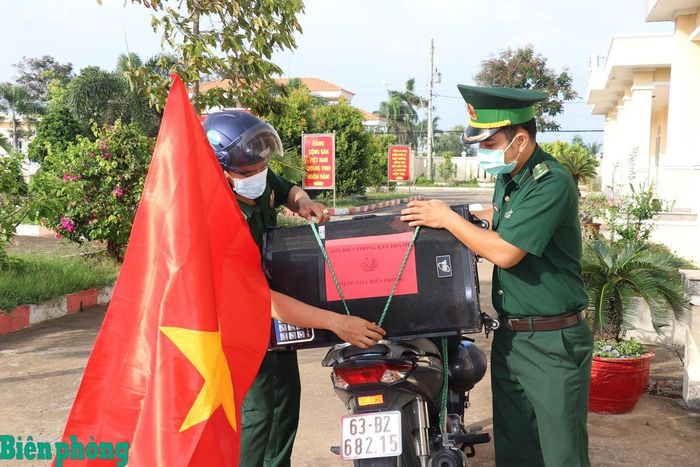 Đội tuyên truyền của Đồn Biên phòng Tân Thành, Bộ đội Biên phòng tỉnh Đồng Tháp sử dụng mô hình "Tiếng loa Biên phòng" tuyên truyền các quy định chống khai thác IUU đến ngư dân trên địa bàn. Ảnh: Đơn vị cung cấp