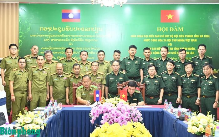 Lãnh đạo Ban Chỉ huy Bộ đội Biên phòng tỉnh Hà Tĩnh và Công an tỉnh Khăm Muồn ký kết biên bản ghi nhớ hội đàm. Ảnh: Thanh Giang