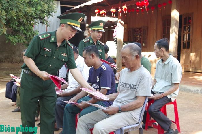Cán bộ Đồn Biên phòng Đắc Ơ tuyên truyền, hướng dẫn người dân nâng cao hiểu biết pháp luật. Ảnh: Lê Khoa