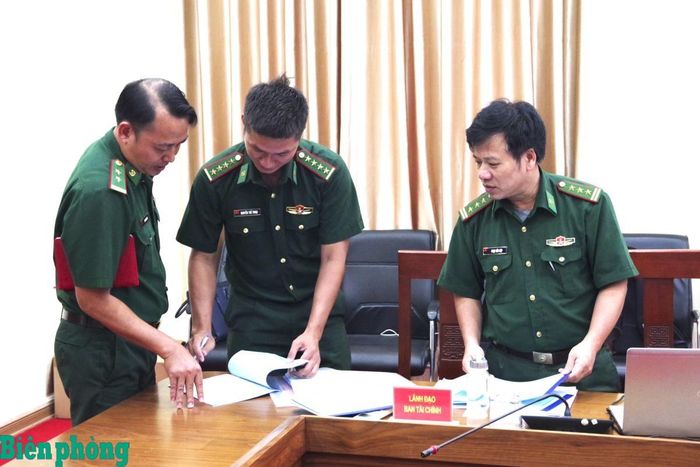 Các thành viên Đoàn công tác nắm tình hình thông qua hồ sơ văn bản tại Đồn Biên phòng cửa khẩu quốc tế Mộc Bài. Ảnh: Lê Khoa