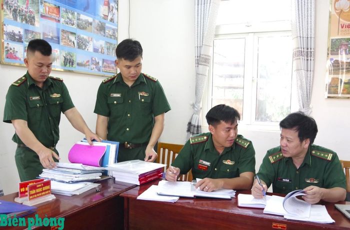 Thành viên Đoàn công tác kiểm tra hồ sơ, văn bản tại Đồn Biên phòng cửa khẩu Mỹ Quý Tây. Ảnh: Lê Khoa