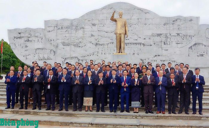 Các đại biểu chụp ảnh lưu niệm tại Tượng đài Bác Hồ, Quảng trường Tây Bắc. Ảnh: Quàng Hùng