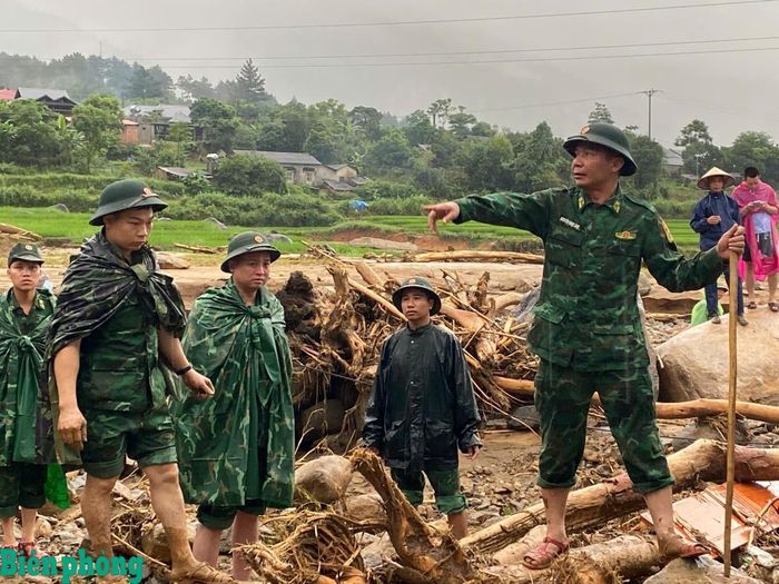 Bộ đội Biên phòng tỉnh Lai Châu triển khai phương án tìm kiếm các nạn nhân mất tích tại bản Đội 11, xã Mường Than. Ảnh: Đức Duẩn