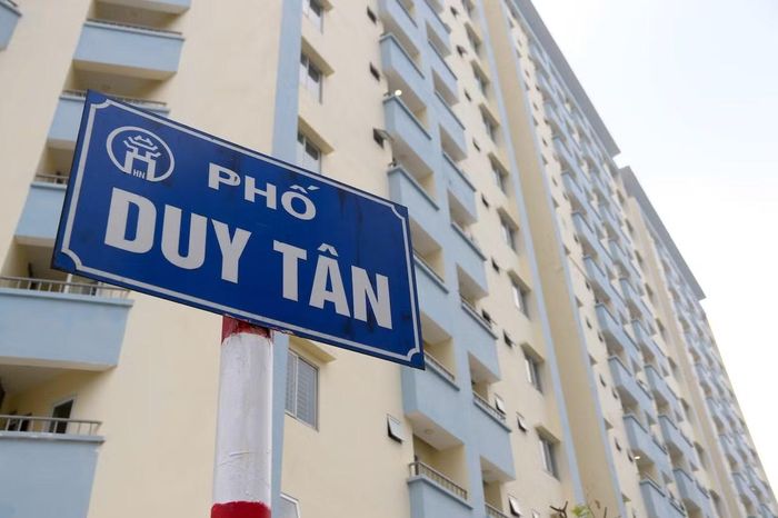 Nằm tại ngã tư Duy Tân - Trần Thái Tông, chung cư N01 sở hữu vị trí “đất vàng” đắc địa. Dự án được xây thô từ năm 2013 với quy mô 4 đơn nguyên cao 15 tầng (229 căn hộ) trên diện tích khoảng 2.700 m2, nhưng sau đó rơi vào cảnh đình trệ kéo dài.