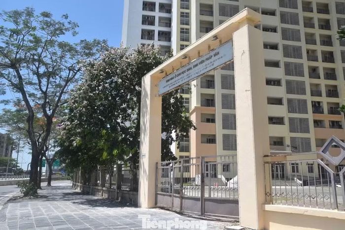 Để tháo gỡ điểm nghẽn này, Hà Nội đang quyết liệt triển khai phương án chuyển đổi, cải tạo toàn bộ dự án thành nhà ở xã hội và nhà tạm cư. Trong đó, chủ đầu tư đang tập trung đẩy nhanh tiến độ thi công nâng cấp hai tòa A2 và A3 để quyết tâm hoàn thành ngay trong năm 2026, cung cấp 768 căn hộ nhà ở xã hội cho thuê. Cùng với đó, tòa A4 (quy mô 19 tầng, 1 tầng hầm) dự kiến khởi công trong tháng 7/2026, bổ sung thêm 408 căn hộ vào quỹ nhà ở xã hội của Thành phố giai đoạn 2026 - 2027.