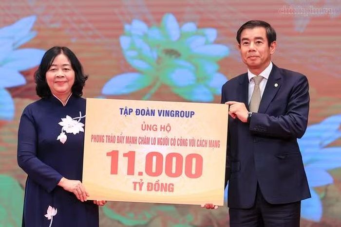 Chủ tịch Ủy ban Trung ương Mặt trận Tổ quốc Việt Nam Bùi Thị Minh Hoài tiếp nhận quyên góp, ủng hộ của các đơn vị. Ảnh: VGP.