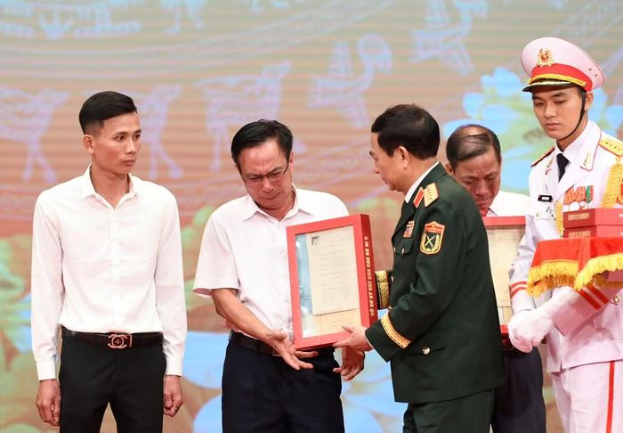  Trao những kỷ vật thiêng liêng của các anh hùng liệt sĩ về với thân nhân và gia đình. Ảnh Như Ý 