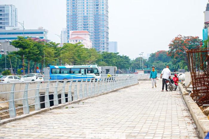 Các lối đi và tuyến đường quanh khu vực dự án trở nên thông thoáng hơn, tạo điều kiện thuận lợi cho việc đi lại của người dân.