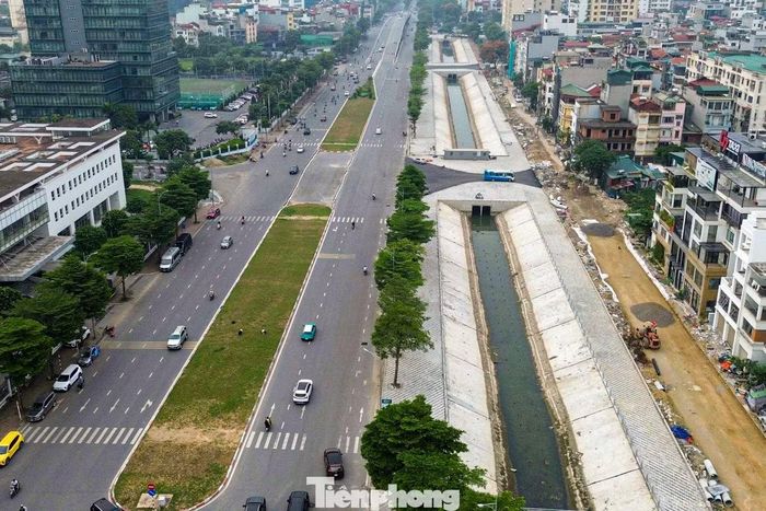 Tuy nhiên, mỗi khi xuất hiện mưa lớn, một số đoạn trên tuyến thường xảy ra tình trạng úng ngập. Trước thực tế này, Hà Nội đã triển khai công trình khẩn cấp xây dựng tuyến thoát nước từ đường ĐT4 khu đô thị Tây Hồ Tây đến đường Hoàng Quốc Việt.