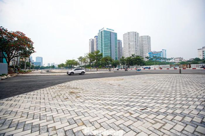 Khu vực vỉa hè được lát đá đồng bộ.