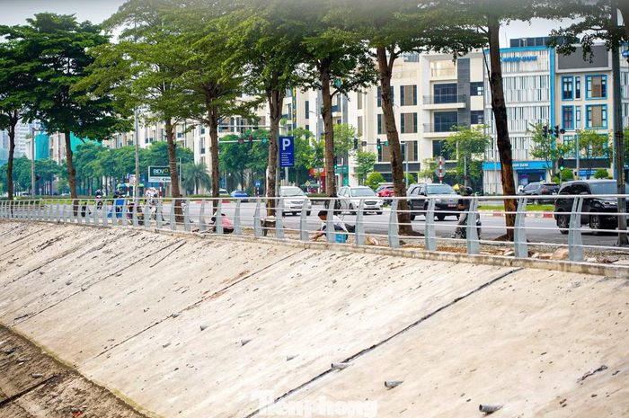 Hệ thống kè và mương tiêu thoát nước được xây dựng đồng bộ, kiên cố.
