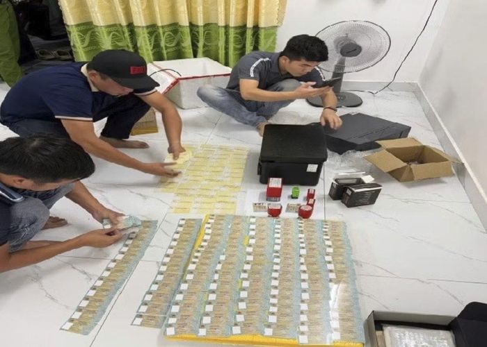 Cơ quan Công an kiểm tra, thống kê phôi, giấy tờ giả bị thu giữ
