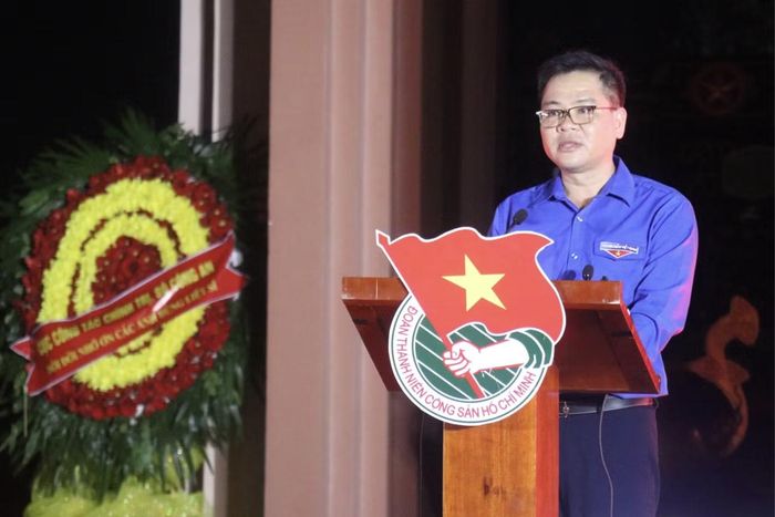 Anh Phan Duy Bằng - Phó Chủ tịch Ủy ban MTTQ Việt Nam tỉnh, Bí thư Tỉnh Đoàn An Giang phát biểu tại lễ thắp nến tri ân các Anh hùng liệt sĩ.