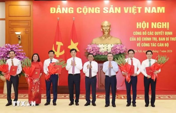 Thường trực Ban Bí thư Trần Cẩm Tú, Trưởng ban Tổ chức Trung ương Nguyễn Duy Ngọc và Trưởng ban Chính sách, chiến lược Trung ương Nguyễn Thanh Nghị chúc mừng các cán bộ nhận nhiệm vụ mới. Ảnh: TTXVN.