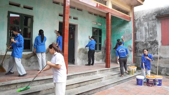 Đoàn viên phường Tiền Phong sơn lại nhà cho gia đình chính sách.