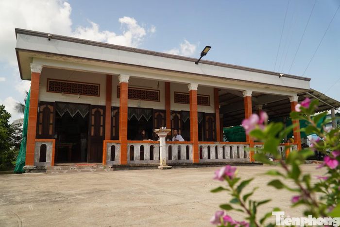 Ngôi nhà Ông Huỳnh Văn Nhờ, con trai út Liệt sĩ, Anh hùng LLVTND Huỳnh Văn Đảnh sống và thờ phụng cha. Ảnh: Nguyễn Tiến