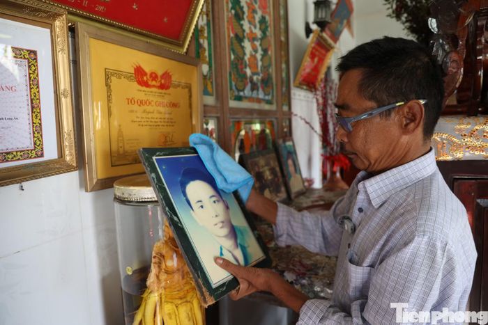 “Người ta nói hồi trẻ tôi mập mập nhìn giống ba nhất” - nụ cười hiền lành của người đàn ông chưa từng có cơ hội soi mình trong ánh mắt của cha. Ảnh: Nguyễn Tiến