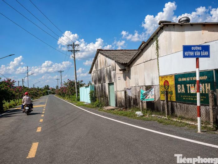 Con đường mang tên Anh hùng LLVTND Huỳnh Văn Đảnh khang trang giữa vùng quê Vàm Cỏ. Ảnh: Nguyễn Tiến