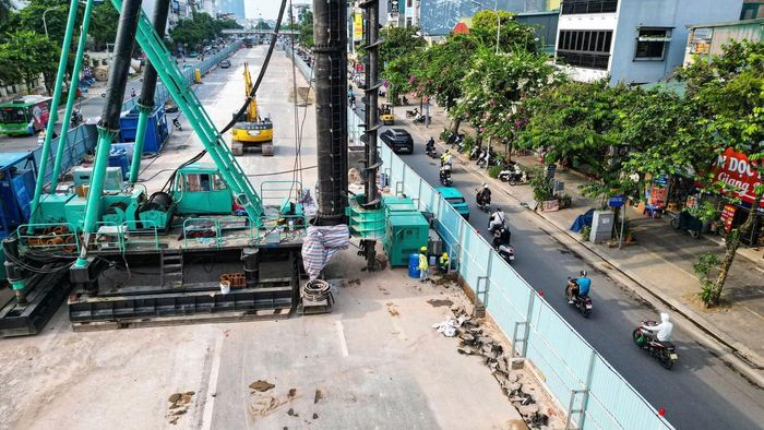 Bên trong công trường, nhiều máy móc, thiết bị chuyên dụng đã được huy động, cùng các công nhân triển khai các hạng mục chuẩn bị thi công.