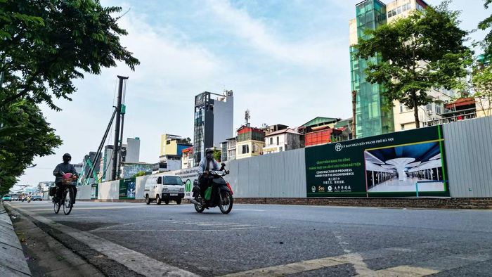 Hệ thống rào tôn kiên cố được lắp đặt dọc tuyến để tách biệt khu vực thi công với phần đường dành cho phương tiện lưu thông. Theo phương án được phê duyệt, việc rào chắn và tổ chức giao thông phục vụ thi công ga ngầm S1 sẽ được duy trì đến hết ngày 15/4/2027.