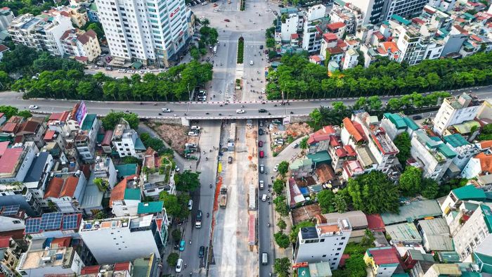 Sau khi rào chắn được thiết lập, mặt đường Văn Cao bị thu hẹp đáng kể. Hướng từ Văn Cao đi Nguyễn Chí Thanh còn khoảng 3 làn xe, trong khi chiều từ Nguyễn Chí Thanh về phía Hồ Tây còn khoảng 2 làn xe.