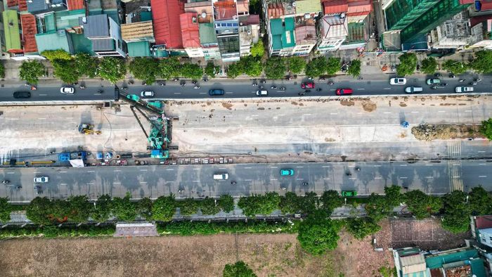  Sau thời gian rào chắn tạm và vận hành thử để đánh giá ảnh hưởng đến giao thông, phương án rào chắn chính thức đã được triển khai. Phạm vi công trường dài khoảng 476m trước khu vực sân vận động Quần Ngựa, chiếm dải phân cách giữa và một phần lòng đường Văn Cao phục vụ thi công ga ngầm S1. 