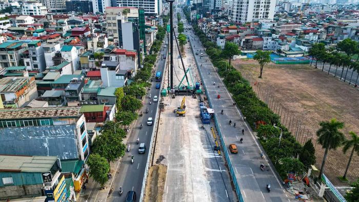 Theo phương án được phê duyệt, khu vực rào chắn có bề rộng từ 20 đến 40m. Tại công trường, đơn vị thi công đang tiến hành di dời hàng cây xanh để phục vụ xây dựng ga ngầm.