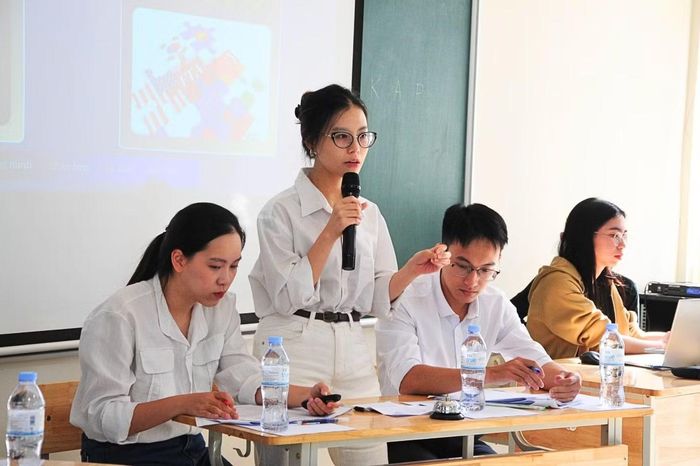Sinh viên tranh biện về con đường hội nhập của Việt Nam trong cuộc thi The Debate Horizon 2025 của DynaGen Initiative Khóa 6