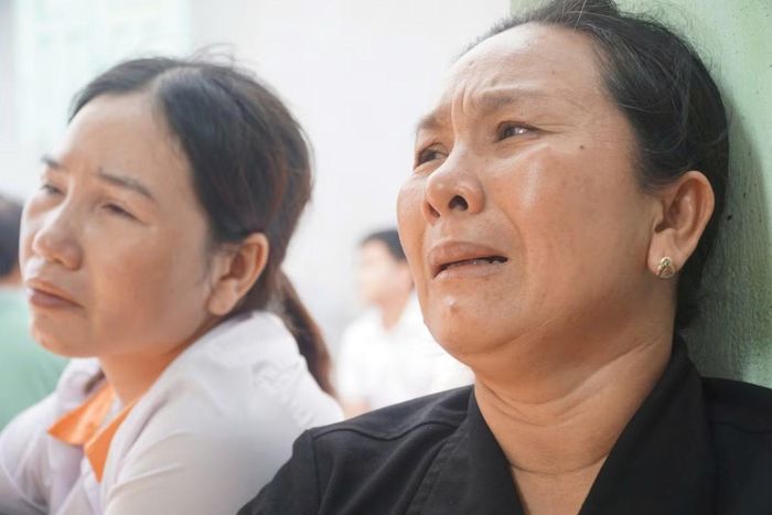 Bà Mai Thị Hoàng (áo đen) suy sụp trước nỗi đau quá lớn.