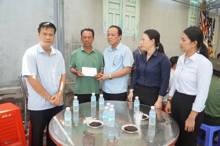 Ông Nguyễn Khắc Hòa - Phó Bí thư Đảng ủy, Chủ tịch UBND xã Ninh Hải thăm hỏi, chia buồn với gia đình.