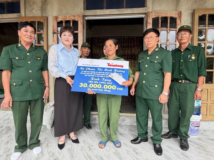 Trao 30 triệu hỗ trợ sửa chữa nhà ở cho bà Trần Thị Trí.