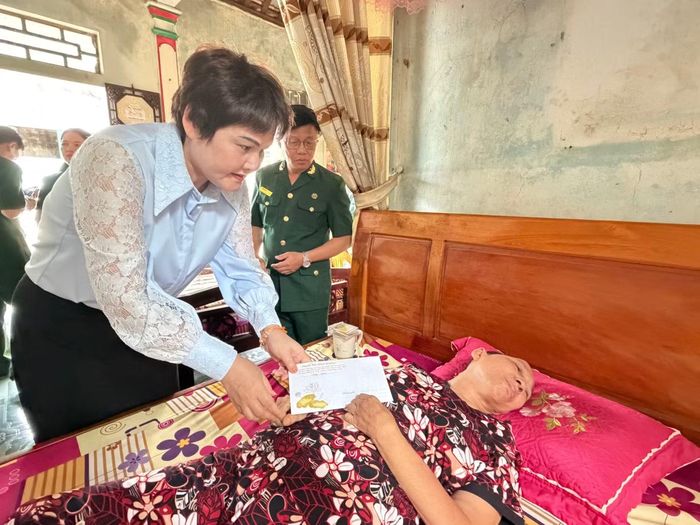 Riêng trường hợp bà Trần Thị Mởi, ngoài sổ tiết kiệm doanh nhân Phạm Thị Minh Hường còn trao thêm 5 triệu đồng tiền mặt.
