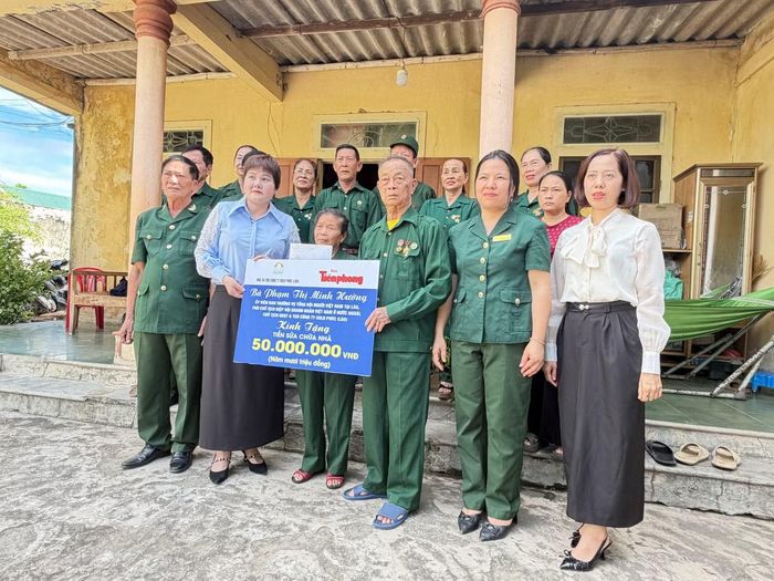 Doanh nhân Phạm Thị Minh Hường trao 50 triệu đồng sửa chữa nhà ở cho vợ chồng cựu TNXP Miết - Dũng.