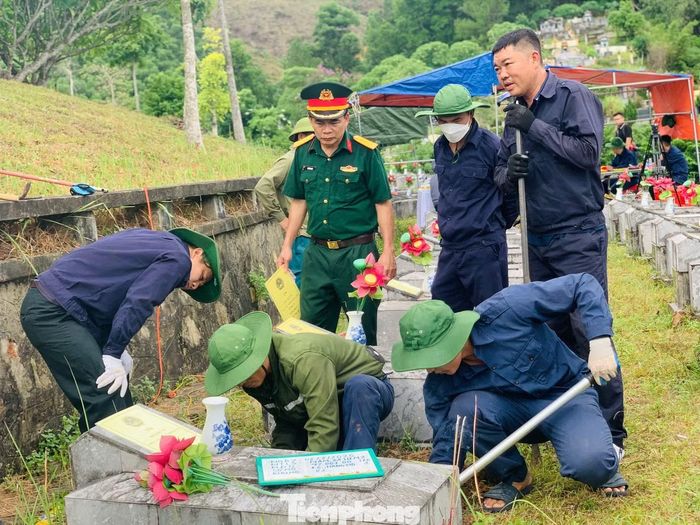 Lực lượng quân đội tổ chức khai quật, lấy mẫu ADN để xác định danh tính hài cốt liệt sĩ tại Nghĩa trang Nầm.