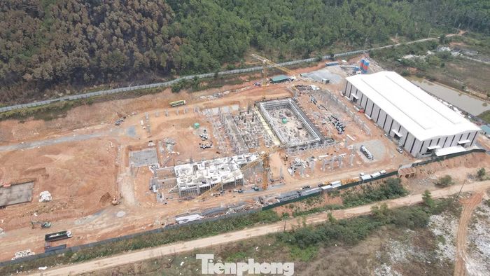 Trong Khu liên hiệp xử lý chất thải rắn Nghi Yên đang xây dựng Dự án Nhà máy điện rác với tổng mức đầu tư hơn 3.000 tỷ đồng. Khi đi vào hoạt động, dự án này được kỳ vọng sẽ đáp ứng được yêu cầu xử lý rác thải, bảo đảm môi trường với công nghệ hiện đại.