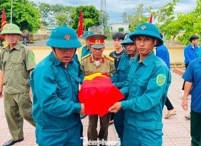 Liệt sĩ Nguyễn Hữu Thi sinh năm 1945 tại làng Phú Thọ (xã Thanh Phong, huyện Thanh Chương (cũ), nay là thôn Phong Phú, xã Đại Đồng, tỉnh Nghệ An). Tháng 8/1964, khi cuộc kháng chiến chống Mỹ cứu nước bước vào giai đoạn ác liệt, chàng thanh niên mới tròn 19 tuổi đã tình nguyện nhập ngũ, mang theo khát vọng cống hiến và niềm tin sắt son vào ngày đất nước thống nhất.
