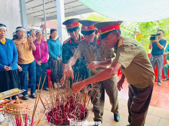 Lễ đón nhận và an táng hài cốt liệt sĩ Nguyễn Hữu Thi khép lại trong không khí trang nghiêm, lắng đọng. Những nén hương thơm được thắp lên như lời tri ân sâu nặng của quê hương đối với người con đã hiến dâng tuổi xuân cho Tổ quốc.