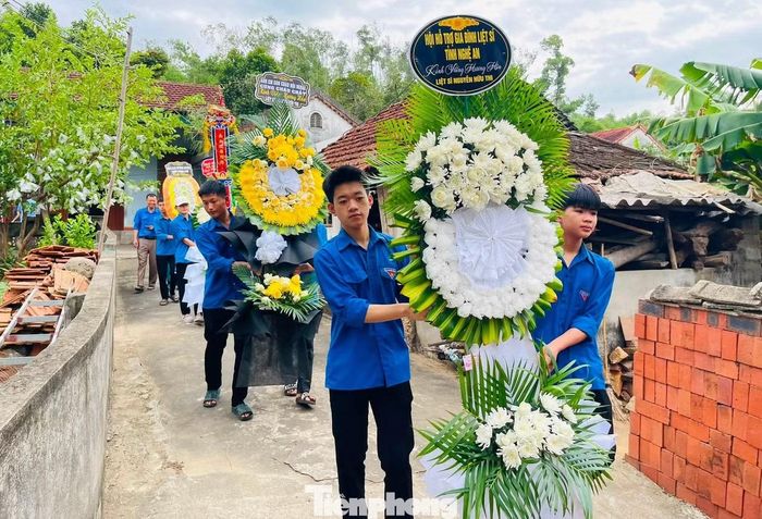 Trong giây phút linh cữu liệt sĩ được đưa về an nghỉ tại nghĩa trang quê nhà, nhiều người không giấu được xúc động. Sau hơn 60 năm xa quê, người chiến sĩ năm xưa đã hoàn thành hành trình trở về với nơi chôn nhau cắt rốn, trở về trong vòng tay yêu thương của gia đình, đồng đội và quê hương.