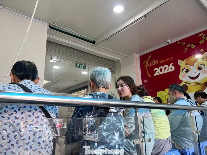 Nhiều người cho biết đã chờ cả ngày nhưng vẫn chưa đến lượt.