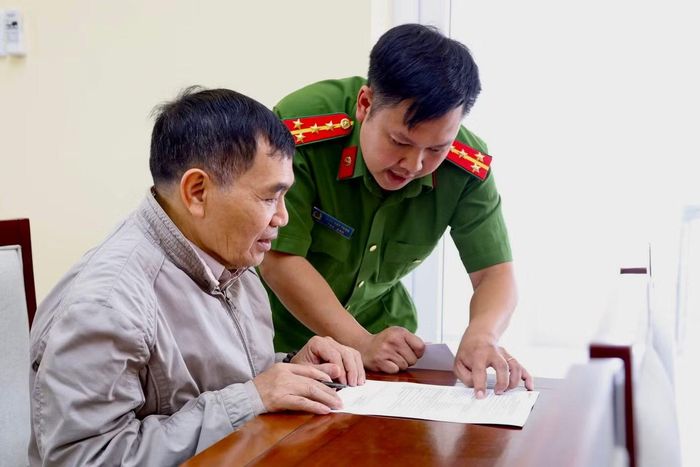 Công an tỉnh Lâm Đồng hướng dẫn người thân liệt sĩ thủ tục lấy mẫu sinh phẩm.