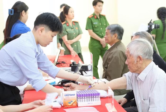 Gần 80 thân nhân liệt sĩ lấy mẫu sinh phẩm.