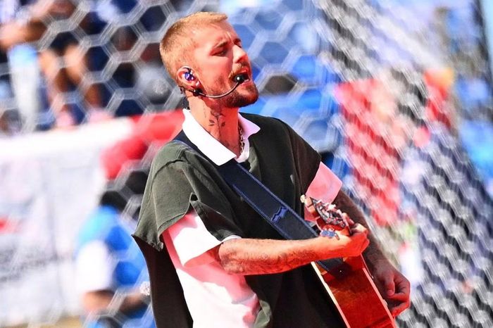 Justin Bieber biết cách ghi điểm khi chỉ cầm đàn, hát mộc ca khúc Everything Hallelujah. Phần trình diễn khác biệt khiến hơn 80.000 người im phăng phắc theo dõi. Tờ báo Anh nhận định việc đồng hành với sự kiện thể thao lớn nhất hành tinh giúp anh củng cố vị thế siêu sao toàn cầu.
