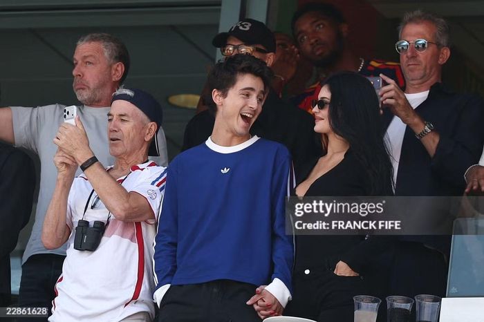 Timotheé Chalamet kiếm 12 triệu bảng tương đương Justin Bieber từ hoạt động bên lề World Cup. Nam diễn viên nổi bật trong chiến dịch quảng cáo của Adidas trước và trong thời gian diễn ra giải đấu.
