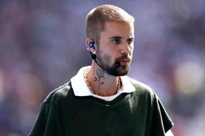Justin Bieber ước tính thu về 12 triệu bảng, tương đương khoảng 422,4 tỷ đồng từ những hoạt động liên quan World Cup. The Sun nhận định giải đấu giúp anh tiếp cận thêm lượng khán giả khổng lồ ngoài lượng fan cứng toàn cầu.