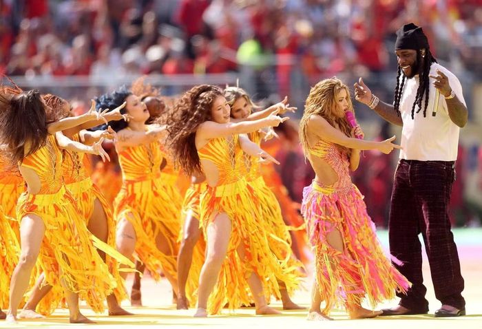 Nữ hoàng World Cup bội thu nhờ góp mặt trong cả chương trình mở màn lẫn show halftime khép lại giải đấu. Tại lễ bế mạc, cô trình diễn ca khúc Dai Dai cùng Burna Boy trước lượng khán giả lớn trên sân vận động và truyền hình.