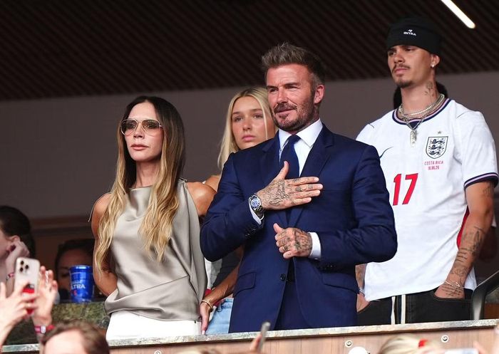 Ở tuổi 51, Beckham xuất hiện dày đặc trong các chiến dịch của Bank of America, Lay’s, Home Depot, McDonald’s, Stella Artois và Adidas. Hình ảnh của cựu danh thủ gần như phủ kín các khoảng nghỉ quảng cáo trên sóng truyền hình. Sức hút của nhà Beck bao phủ truyền thông. Ngoài việc theo dõi trận đấu, mỗi ngày khán giả toàn cầu quan tâm vợ con Beckham mặc gì, lăng xê trào lưu thời trang nào trên khán đài.