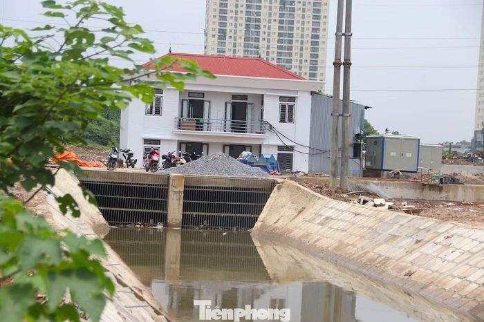 Đến nay, hệ thống kênh thu gom và dẫn nước toàn tuyến cho các đường gom, hầm chui dân sinh cùng trục cao tốc Đại lộ Thăng Long đã hoàn tất. Ghi nhận qua những trận mưa lớn đầu mùa, hệ thống kênh dẫn cùng các trạm bơm tại đây đã phát huy rõ hiệu quả thoát nước, bảo đảm an toàn giao thông cho khu vực.