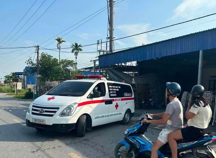 Lực lượng chức năng tại hiện trường vụ án.