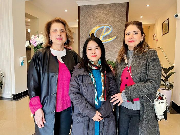 Tác giả cùng với bà Nigar Akhundova và chị Aygun Samadova - cựu Tham tán Công sứ, Đại sứ quán Azerbaijan tại Việt Nam (ảnh chụp tại Baku cuối năm 2024)